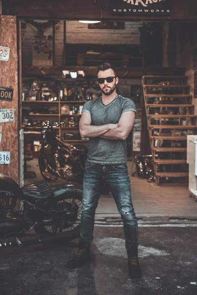 Hombre guapo con motocicleta —  Fotos de Stock