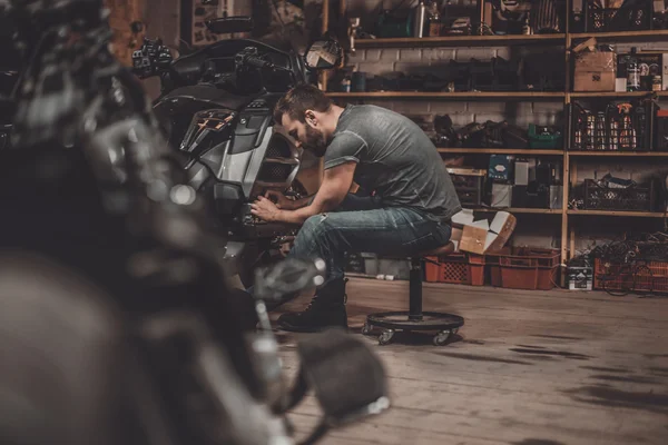 Bonito jovem mecânico na garagem — Fotografia de Stock