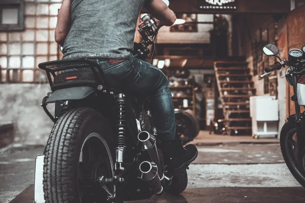 Uomo seduto sulla sua moto — Foto Stock