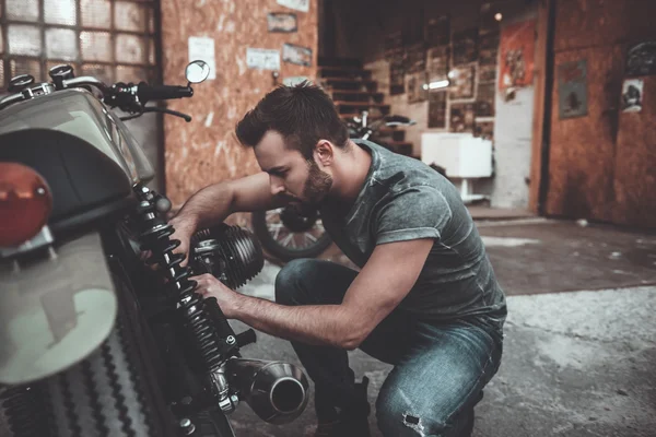 Handsome young mechanic in garage — ストック写真