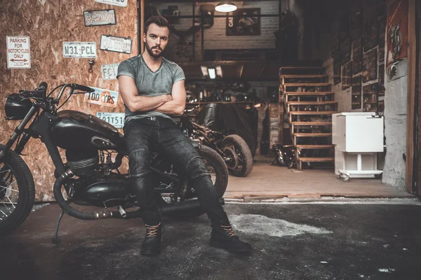 Schöner Mann mit Motorrad — Stockfoto