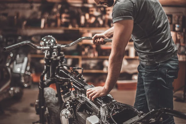 Mann begutachtet sein Motorrad — Stockfoto