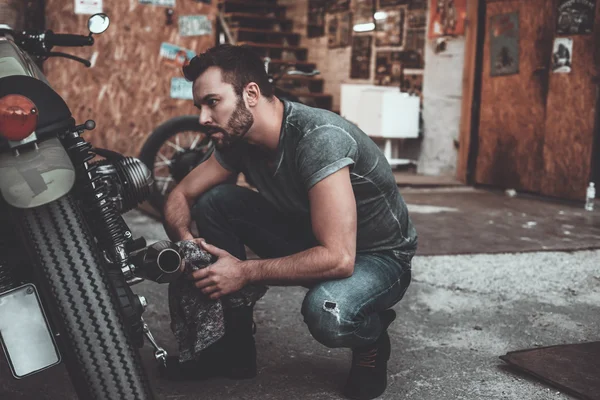 Stilig man i garage — Stockfoto