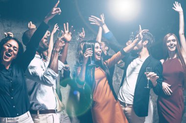 güzel genç insanlar dans