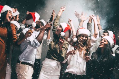 insanlar Noel Baba şapkaları dans