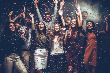 insanlar konfeti ile partide dans