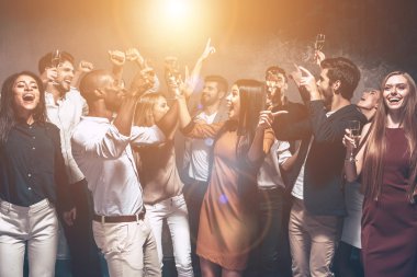 güzel genç insanlar dans