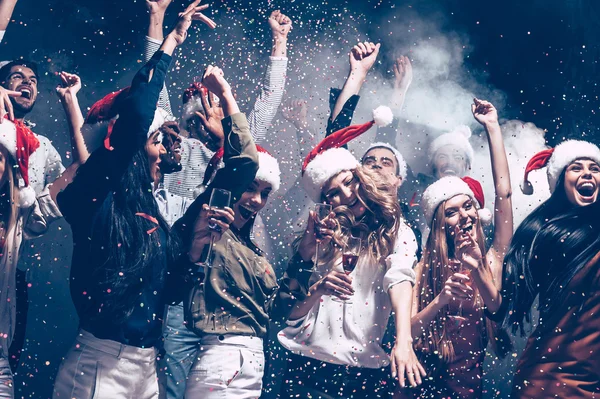 Persone che ballano a Santa cappelli — Foto Stock