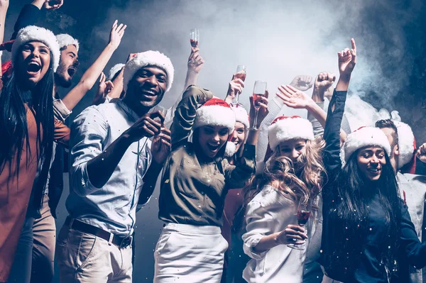 Folk dansar i Santa hattar — Stockfoto