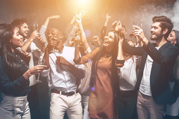 Vakre unge mennesker danser – stockfoto