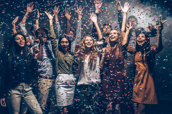 Pessoas dançando na festa com confete — Fotografia de Stock