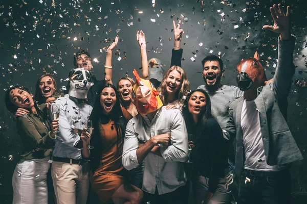 Menschen tanzen bei Party mit Konfetti — Stockfoto