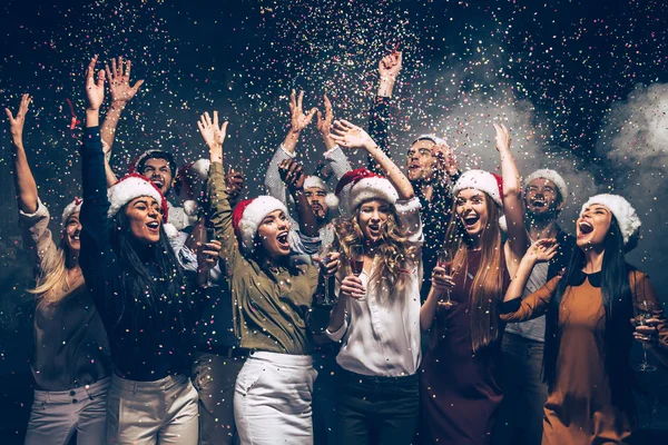 Menschen tanzen in Weihnachtsmannhüten — Stockfoto