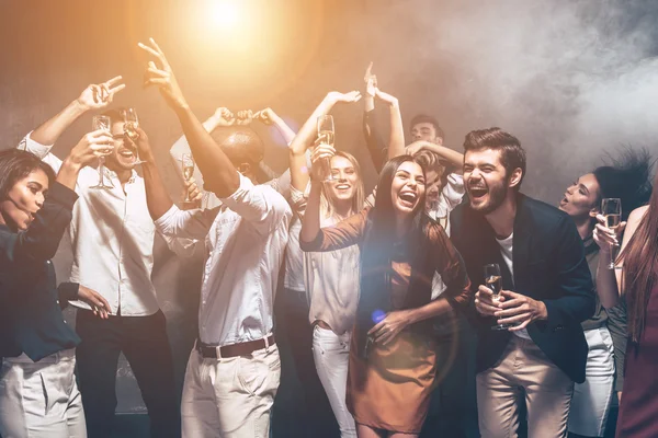 Hermosa gente joven bailando — Foto de Stock