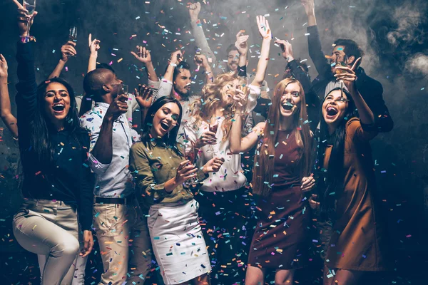 Menschen tanzen bei Party mit Konfetti — Stockfoto