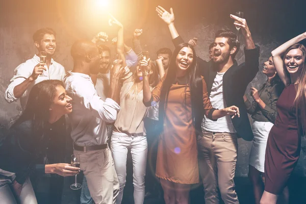 Schöne junge Leute tanzen — Stockfoto