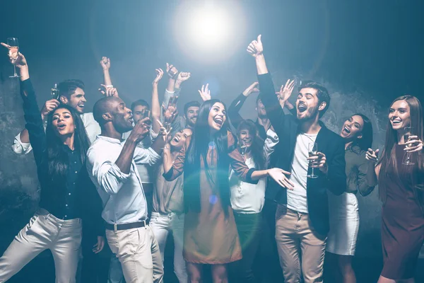 Beautiful young people dancing — Stock Photo, Image