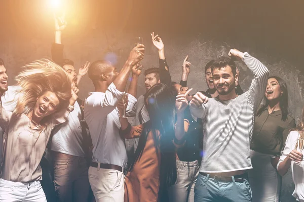 Hermosa gente joven bailando — Foto de Stock