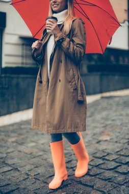 Şemsiyeli güzel genç kadın.