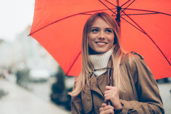 Bela jovem mulher com guarda-chuva — Fotografia de Stock