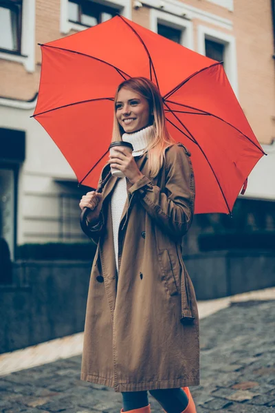 Bela jovem mulher com guarda-chuva — Fotografia de Stock