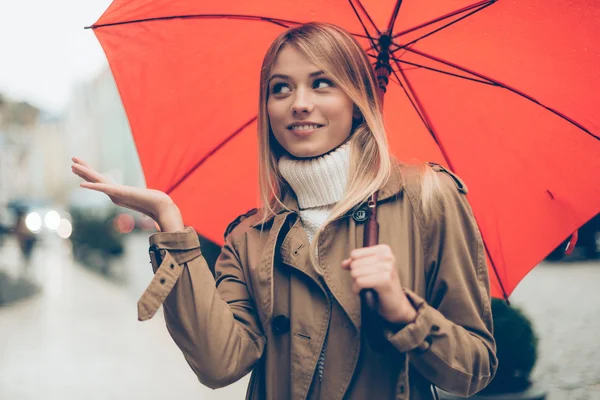 Bella giovane donna con ombrello — Foto Stock