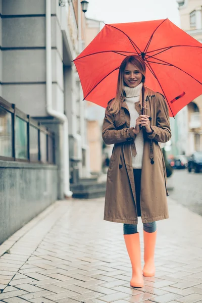 Belle jeune femme avec parapluie — Photo