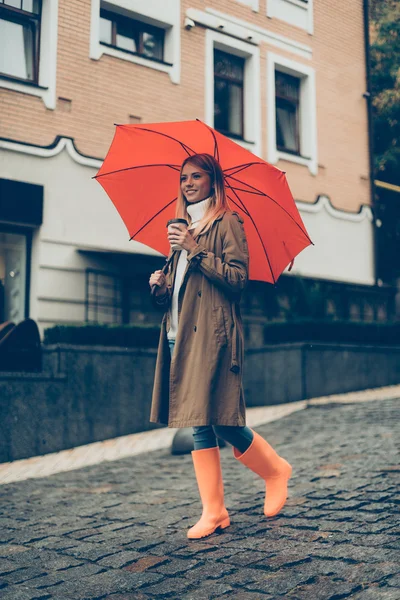 Belle jeune femme avec parapluie — Photo