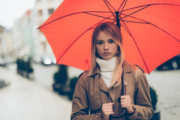 傘を差した美しい若い女性 — ストック写真