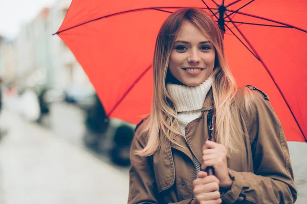 Bela jovem mulher com guarda-chuva — Fotografia de Stock