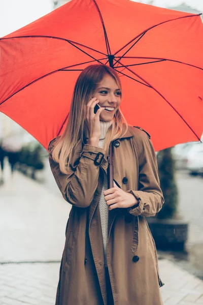Bella giovane donna con ombrello — Foto Stock