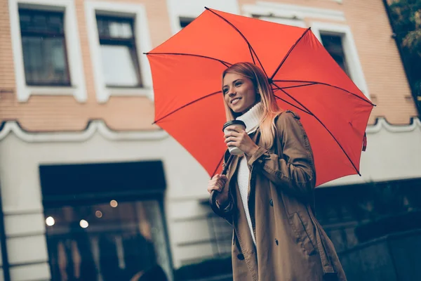 Bela jovem mulher com guarda-chuva — Fotografia de Stock