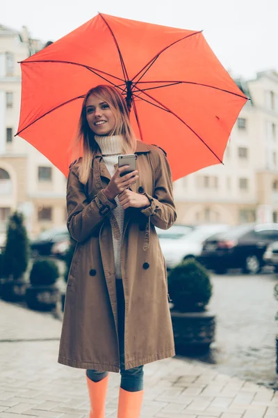 Bella giovane donna con ombrello — Foto Stock