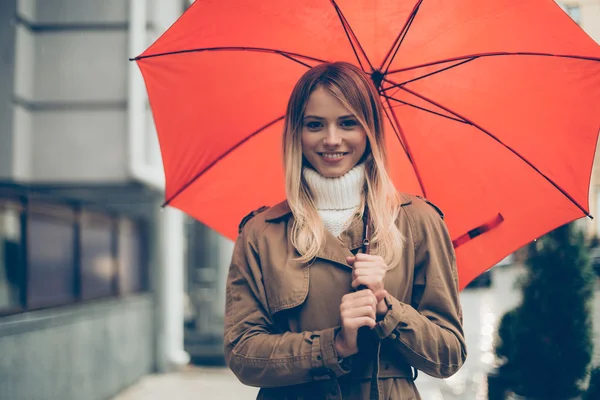 Красивая молодая женщина с зонтиком — стоковое фото