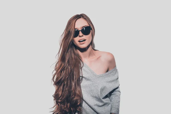 Attraktiv ung kvinna i solglasögon魅力的な若い女性のサングラス — ストック写真