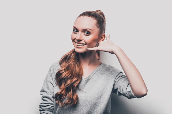 Kvinna gestikulerande telefon nära ansikte — Stockfoto