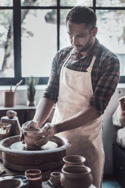 adam seramik sürahi yapma önlük 