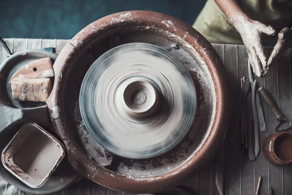 Homem fazendo pote na roda de cerâmica — Fotografia de Stock