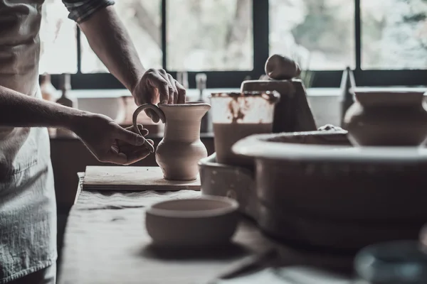 Pottenbakker maken van keramische kruik — Stockfoto