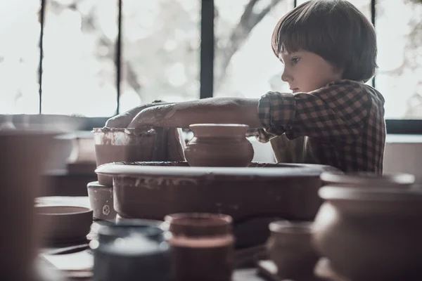 Malý chlapec dělat keramický hrnec — Stock fotografie