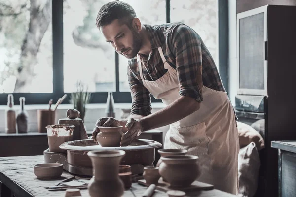 Uomo in grembiule che fa brocca di ceramica — Foto Stock