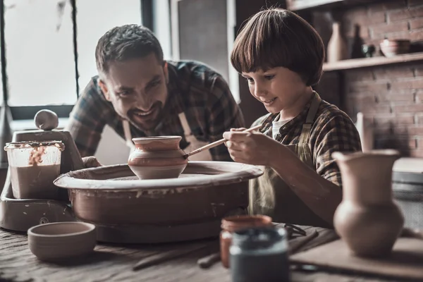 Otec a syn dělat keramický hrnec — Stock fotografie