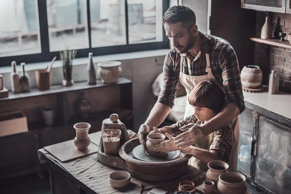 Vader en zoon maken keramische pot — Stockfoto