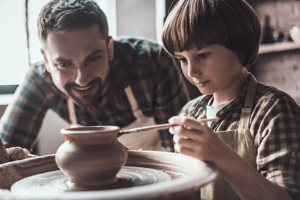 Otec a syn dělat keramický hrnec — Stock fotografie