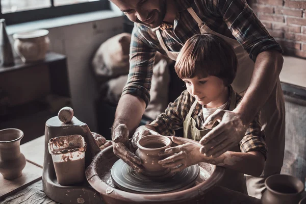 Pai e filho fazendo panela de cerâmica — Fotografia de Stock