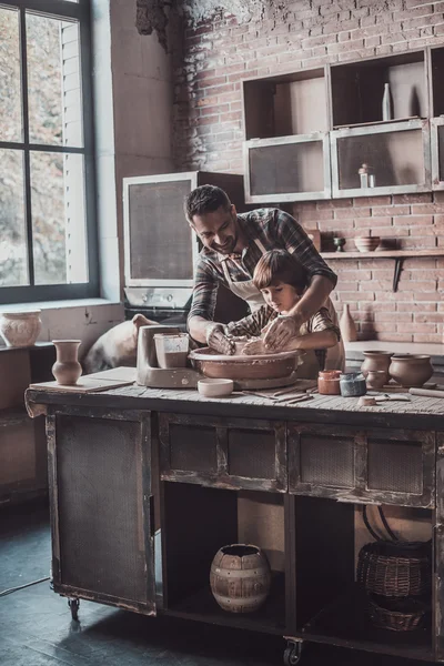 Pai e filho fazendo panela de cerâmica — Fotografia de Stock