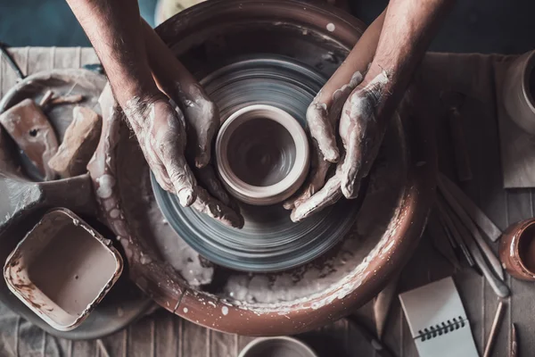 Hombre haciendo olla en la rueda de cerámica — Foto de Stock