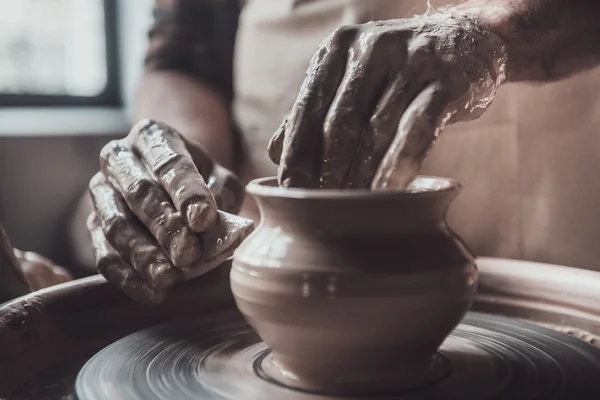 Man making pot on pottery wheel — Stock Photo, Image