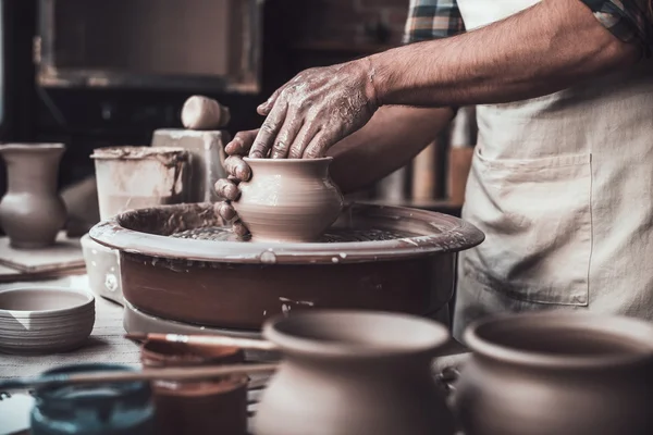 Man die pot op aardewerk wiel — Stockfoto