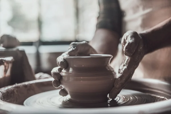 Homem fazendo panela de cerâmica — Fotografia de Stock